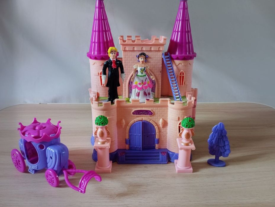 Два замка. Игрушечные кукольные домики.