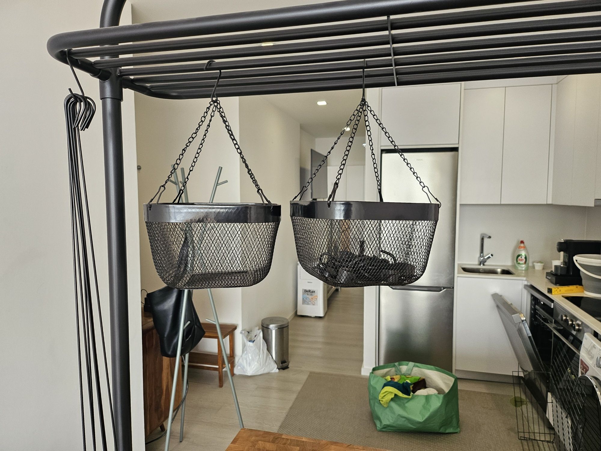 Ilha ikea preta com acessórios