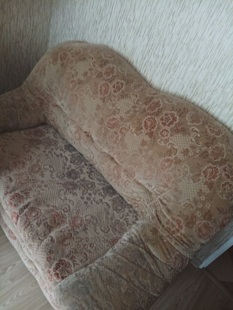 Stara sofa rozkładana