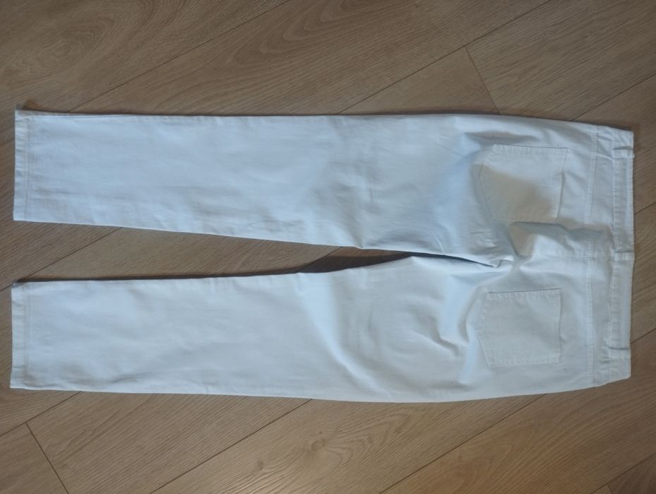 Białe dżinsy z dziurami na kolanach, rozmiar L