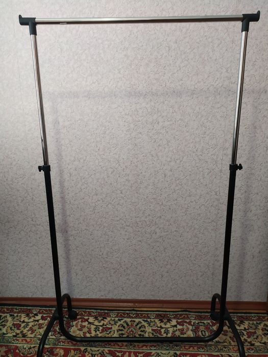Вішалка стійка для одягу, пересувна