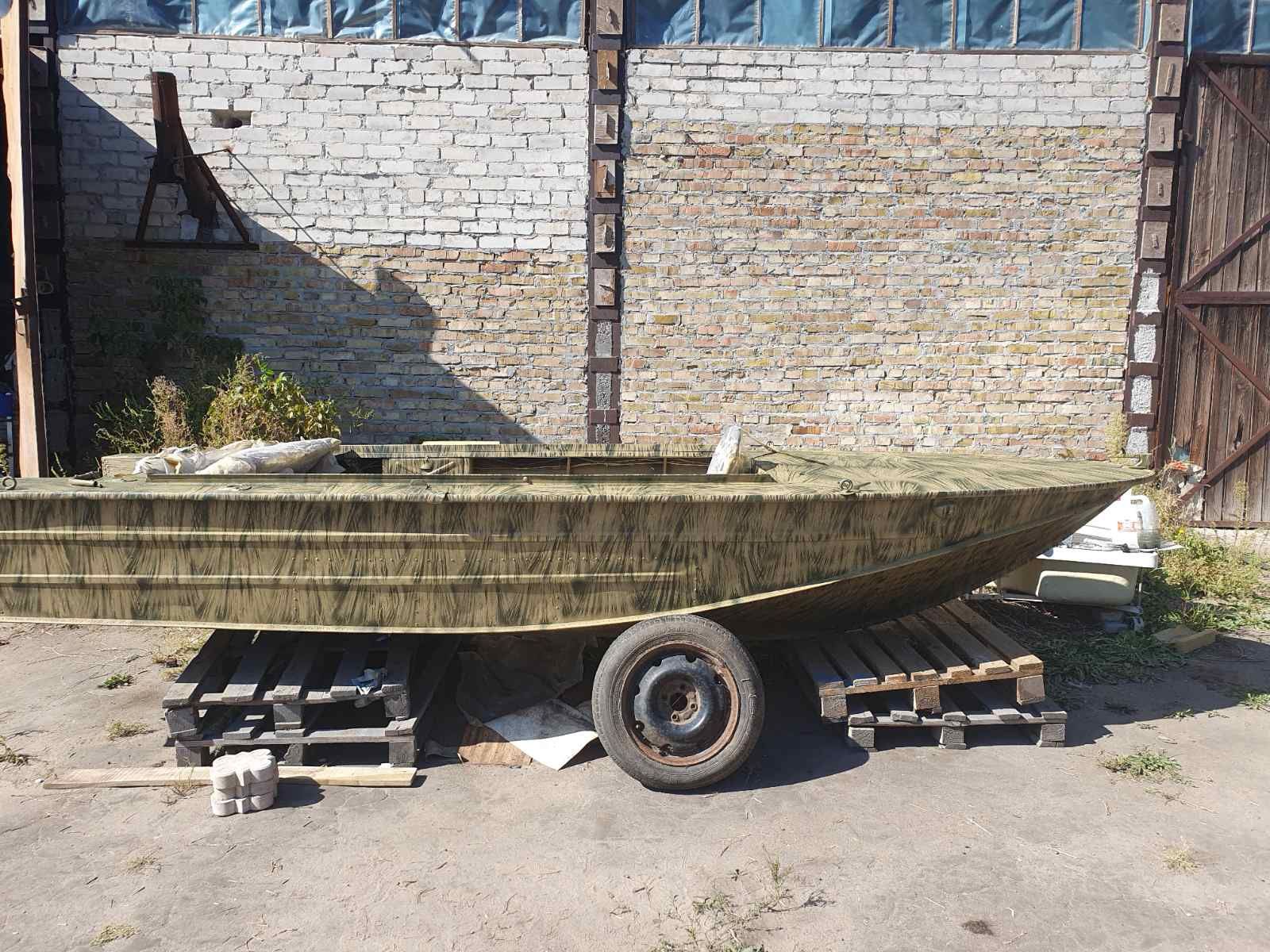 Моторний човен "Дніпро"