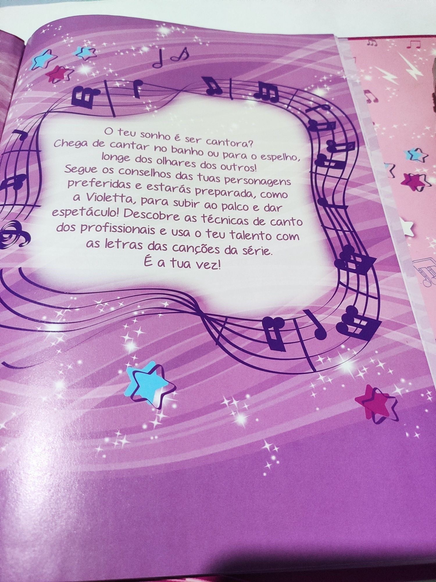 Microfone da violetta + livro com as letras das musicas