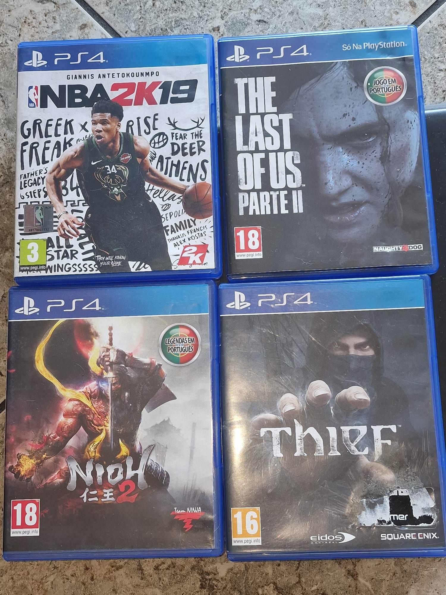 Ps4 pro com dois comandos