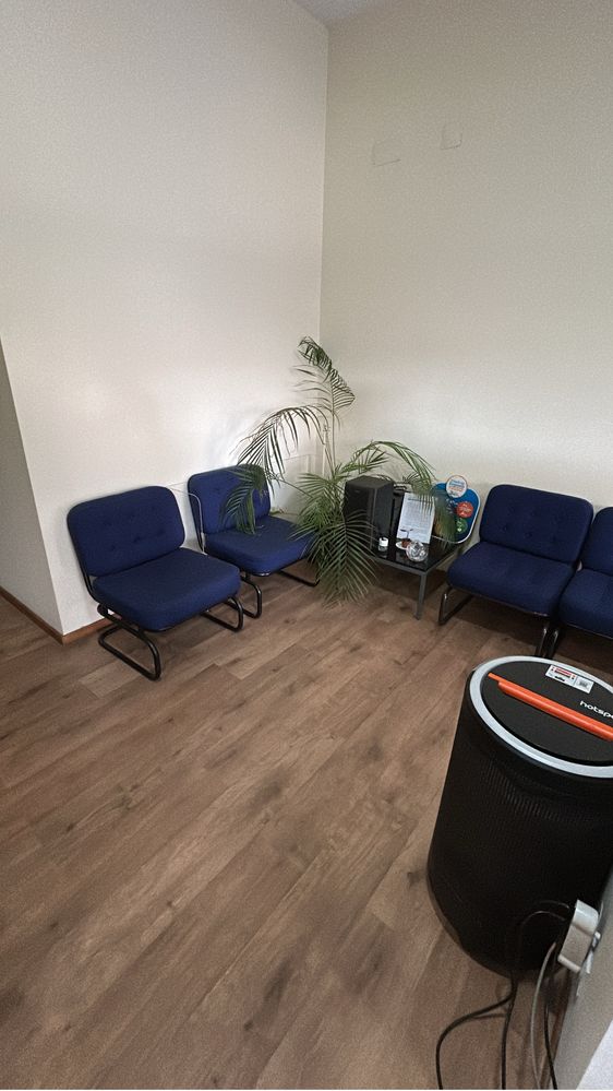 Sofas e mesa de receção de escritório