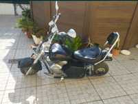 Moto chopper elétrica.