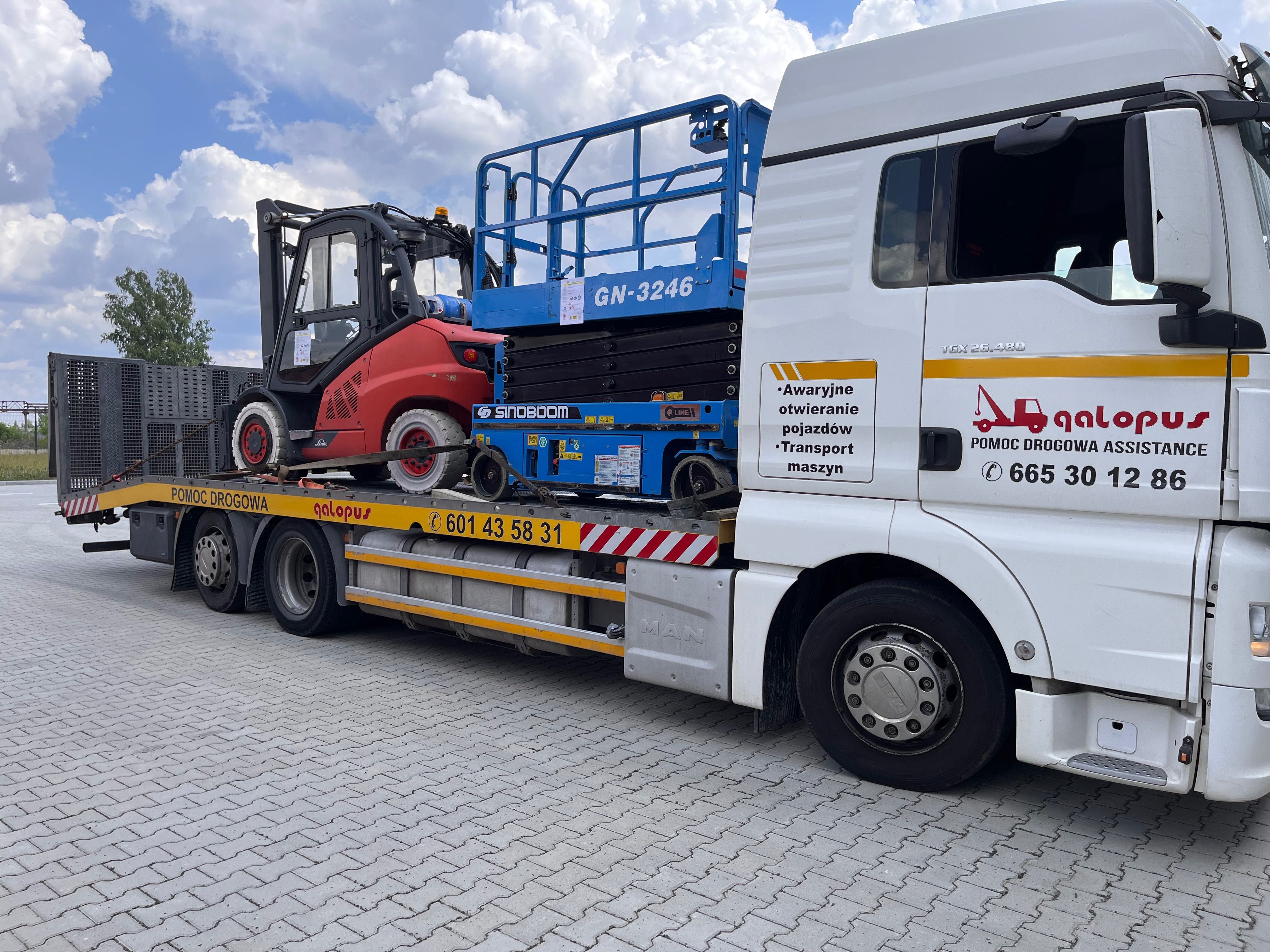 Transport maszyn : koparek traktorów zwyżek wózków widłowych.
