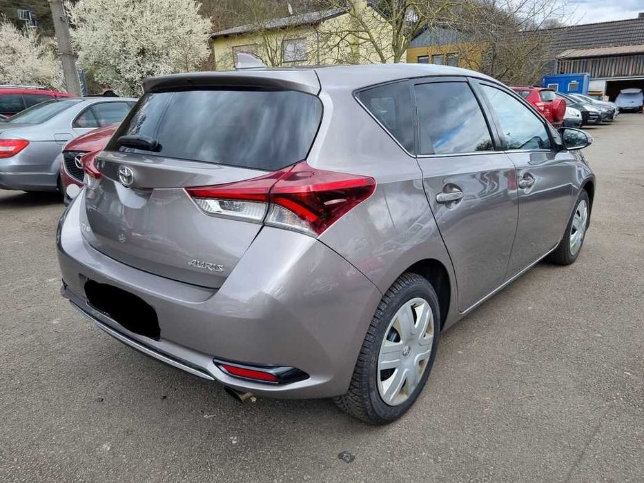 Бампер передній Toyota Auris E18 запчастини, разборка Тойота Ауріс Е18