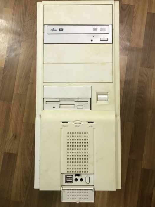 Компьютер монітор клавіатруа все в робочому стані