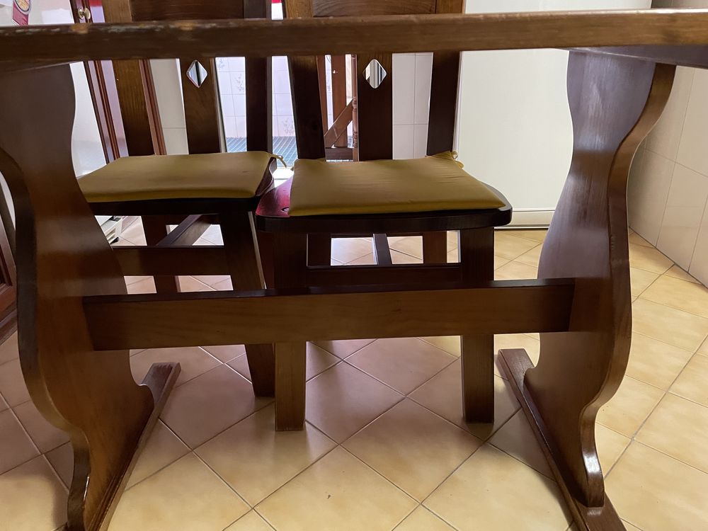 Conjunto mesa e cadeiras mogno
