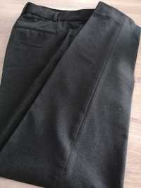 Um par de calças em cinza