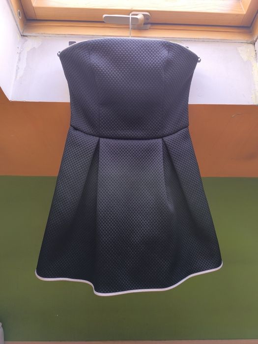 Czarna sukienka bez ramiączek z białymi lamówkami