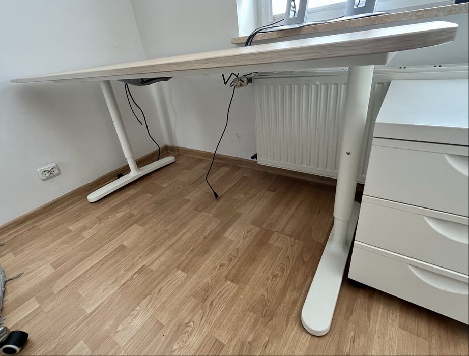 Komplet biurowy IKEA: biurko z regulacją, fotel, szafka – jak nowe