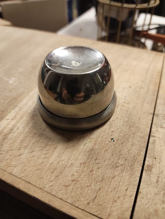 Nierdzewny nakłuwacz do jajek.