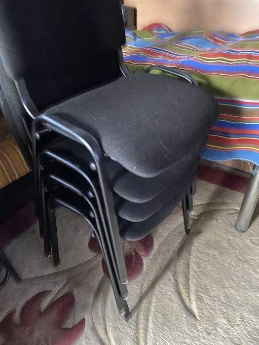 4 krzesła w czarnym kolorze