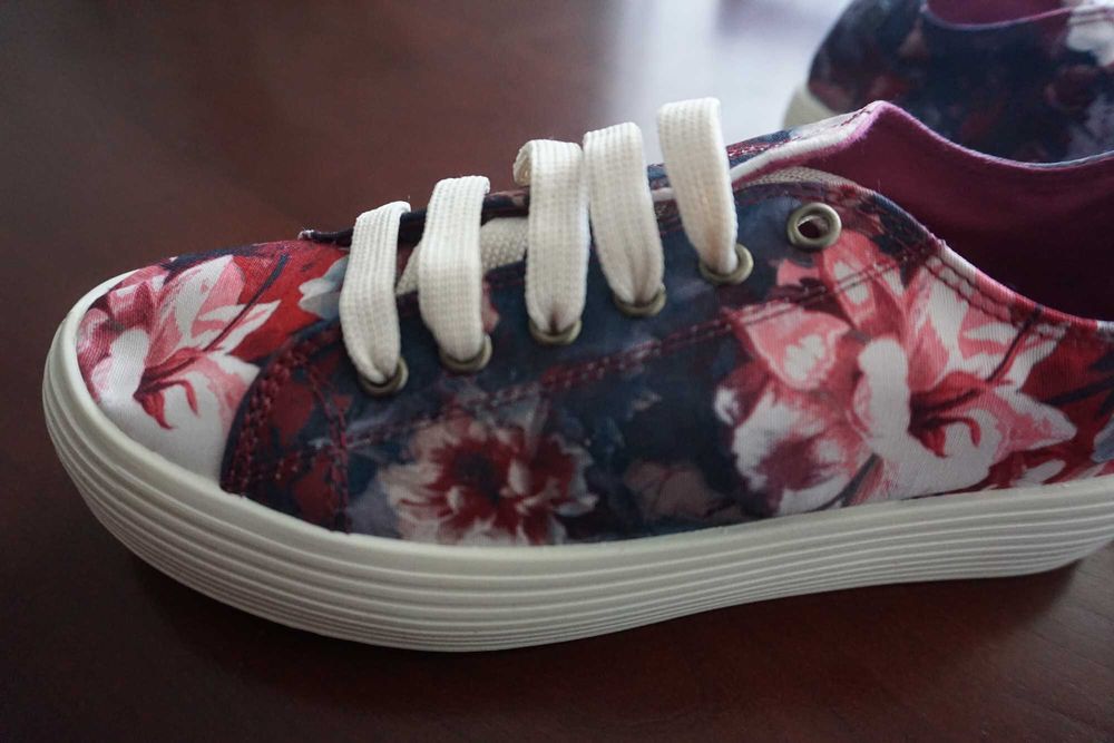 Sapatilhas Mustang novas com etiqueta