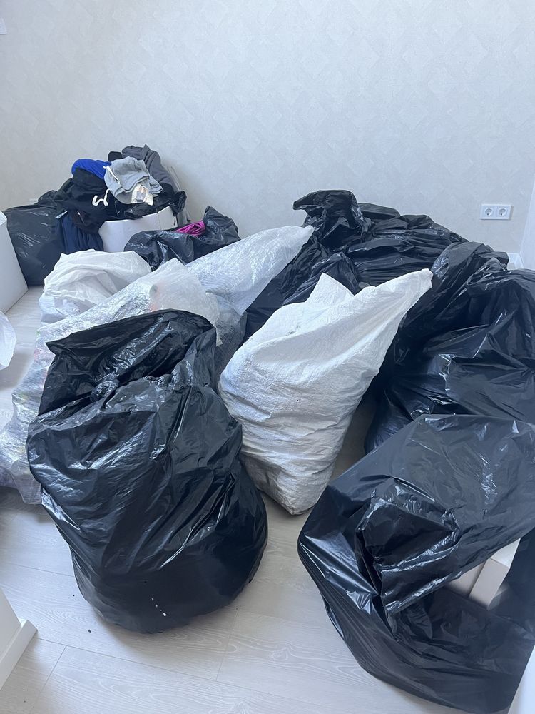 Одежа нова . Залишки в мішках
