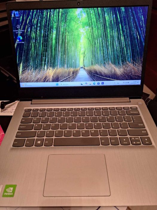 Laptop Lenovo Ideapad Intel i3, srebrny, grafika NVIDIA, super stan