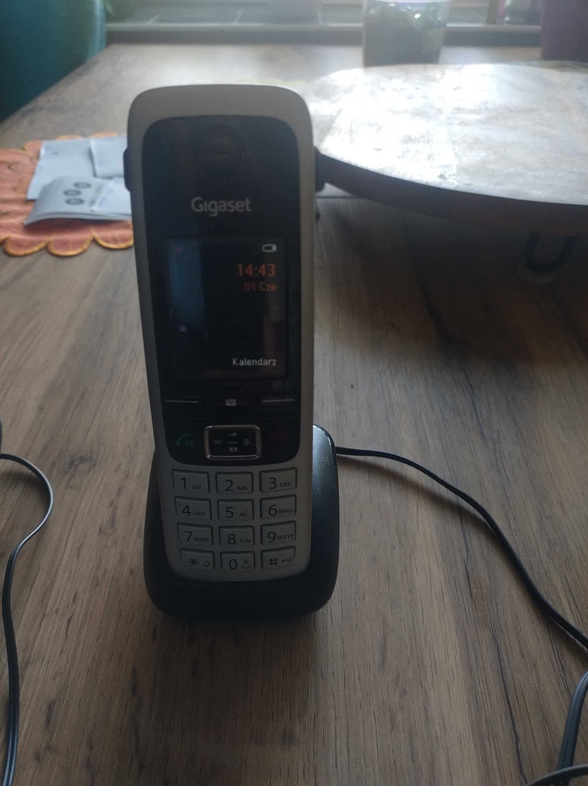 Telefon bezprzewodowy Gigaset z 430A oraz dwie słuchawki z stacjami.