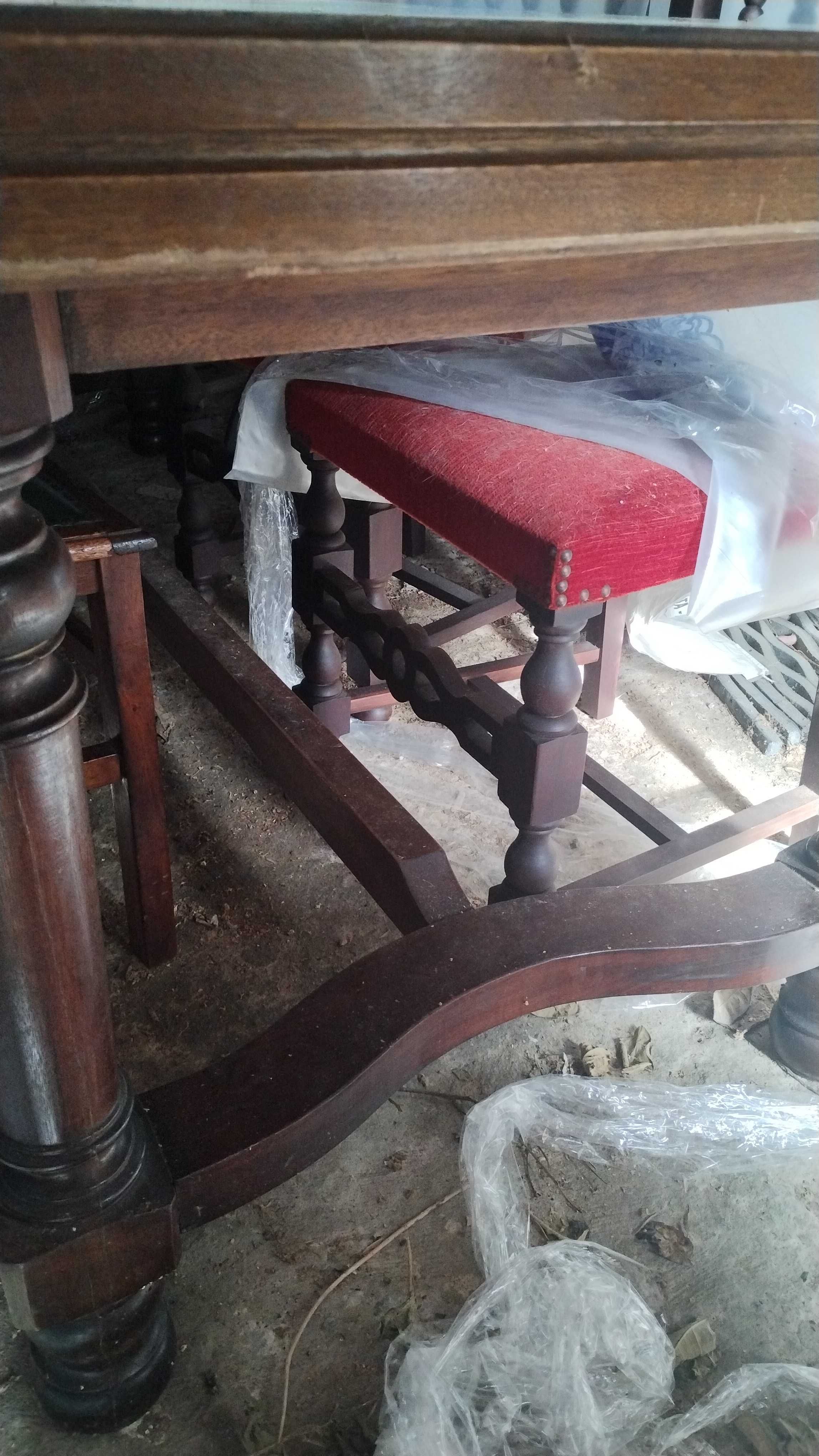 Mesa de jantar madeira maciça.