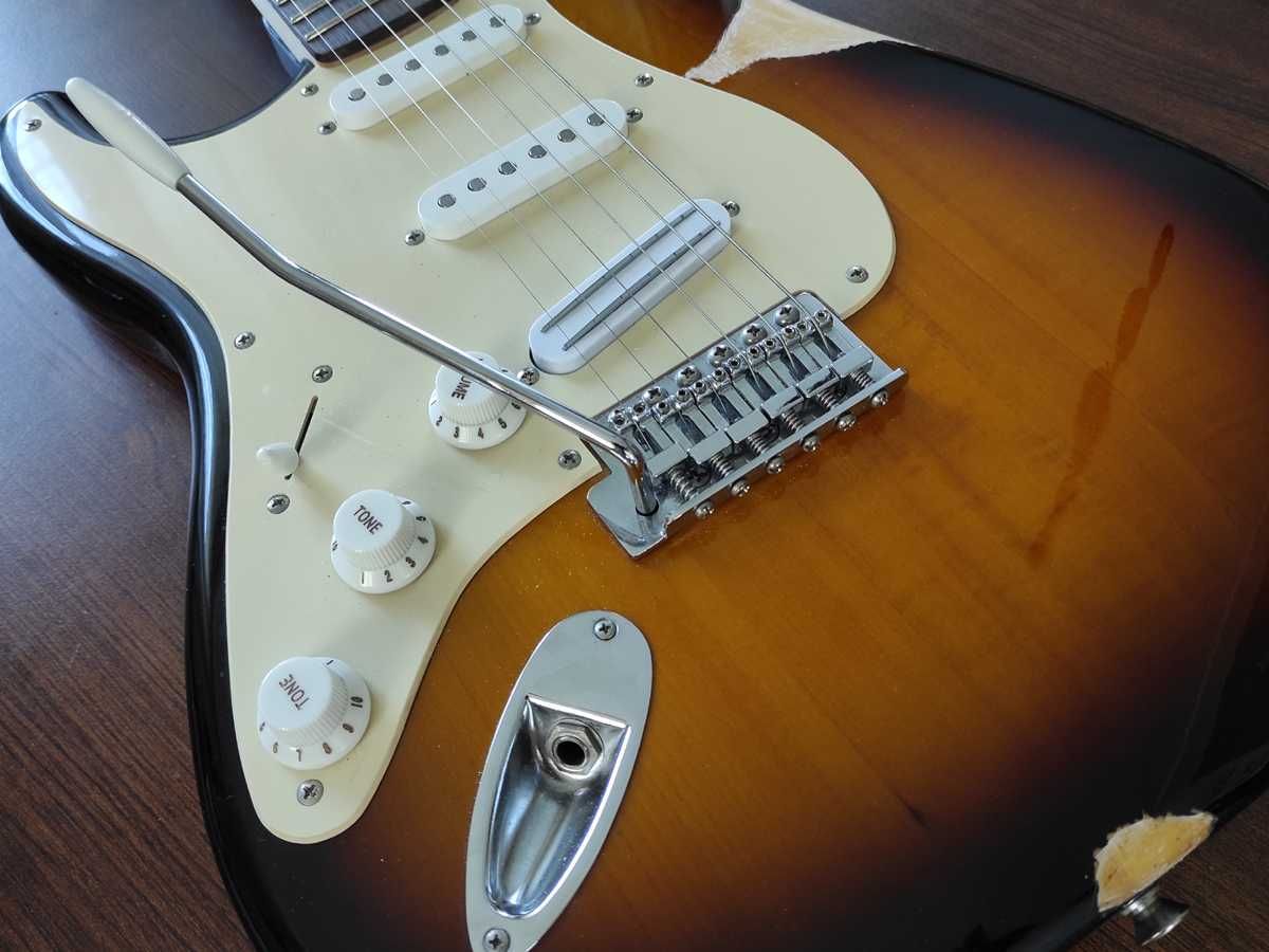 Leworęczna gitara typu Stratocaster (hard relic, główka w rewersie)