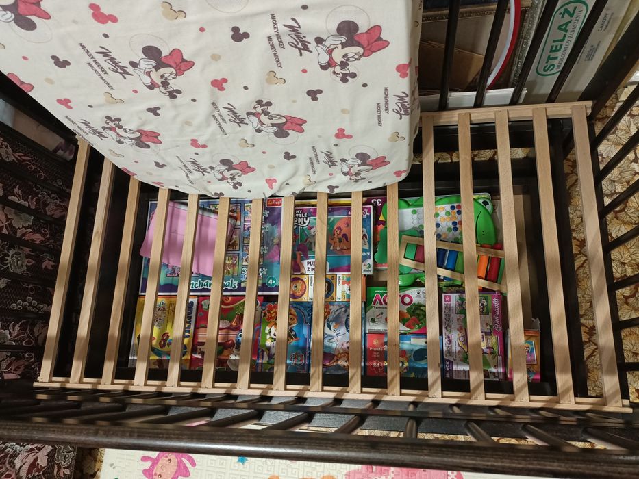 Дитяче дерев'яне ліжечко