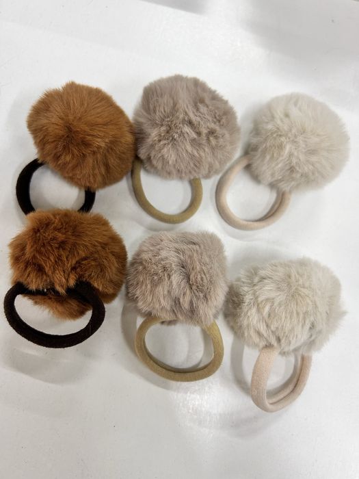 Пухнасті резинки для волосся з декоративними елементами
