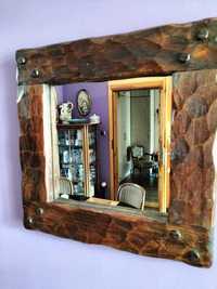 Małe lustro w starej drewnianej ramie