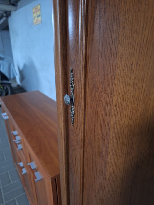 Drewniana komoda i szafa