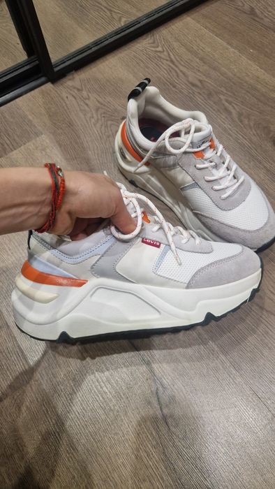 Кросівки жіночі Levi's