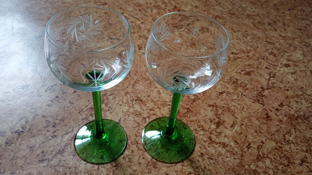 Kieliszki do wina pewnie uranowe bardzo stare