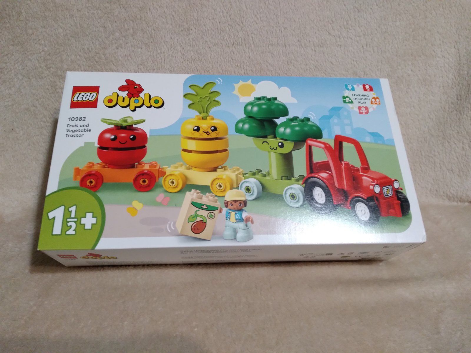 Новий конструктор LEGO DUPLO Трактор з овочами та фруктами (10982)