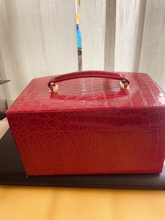 Скриньки  для прикрас , кейси .