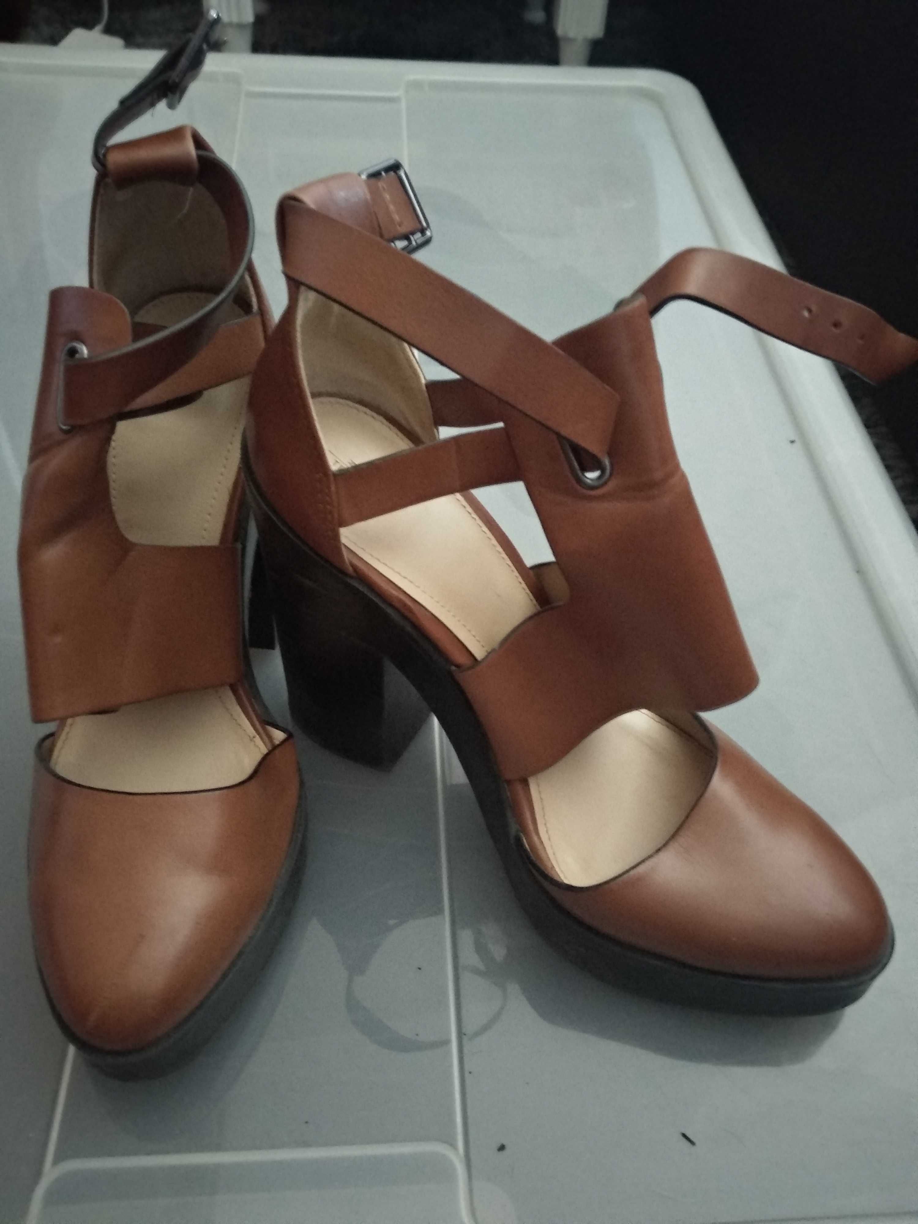 Sapatos castanhos abertos dos lados. Tamanho 38. Marca: Zara