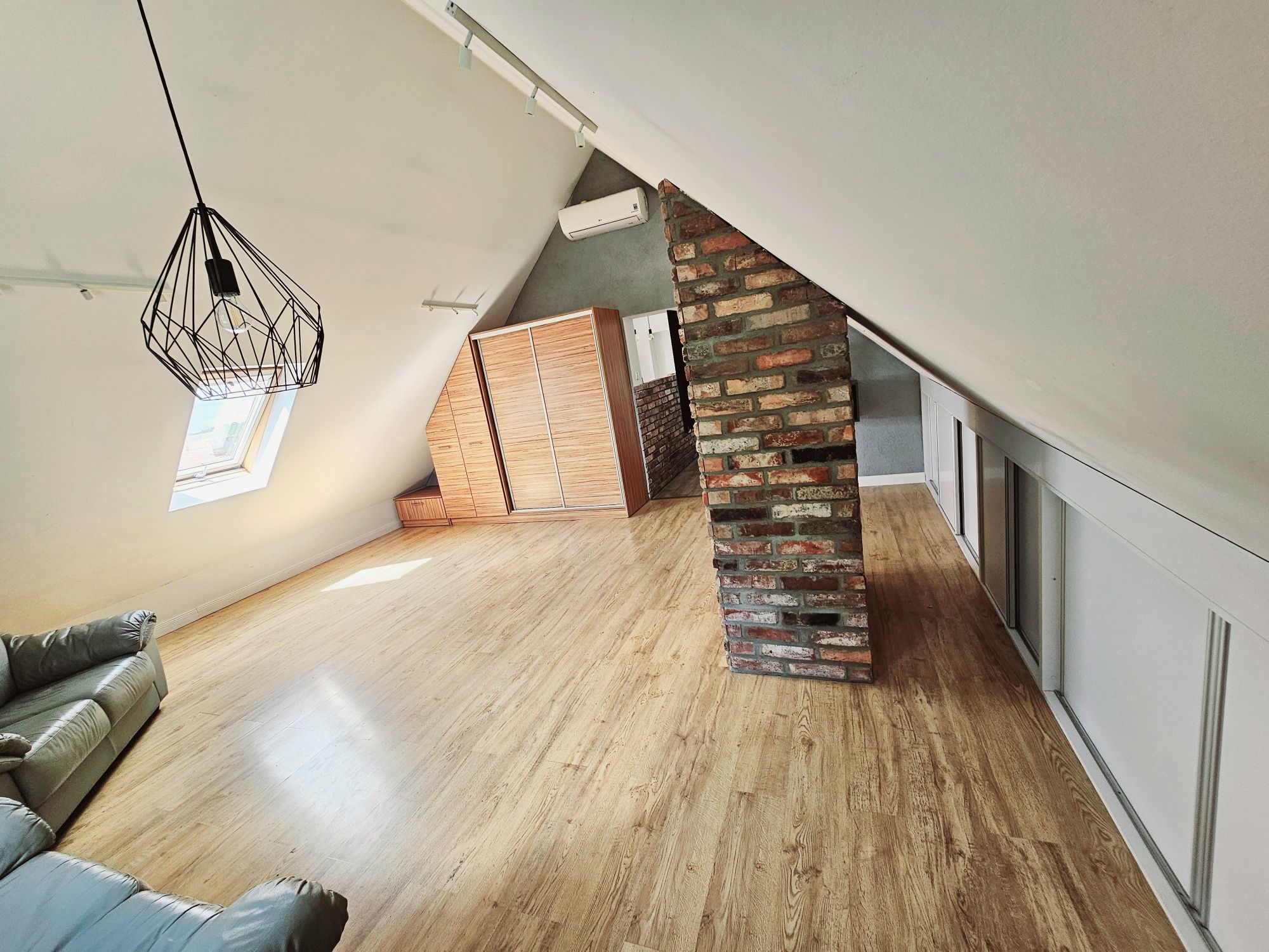 Sprzedam klimatyczne mieszkanie na poddaszu 46/90 m², 2 pokoje + antre