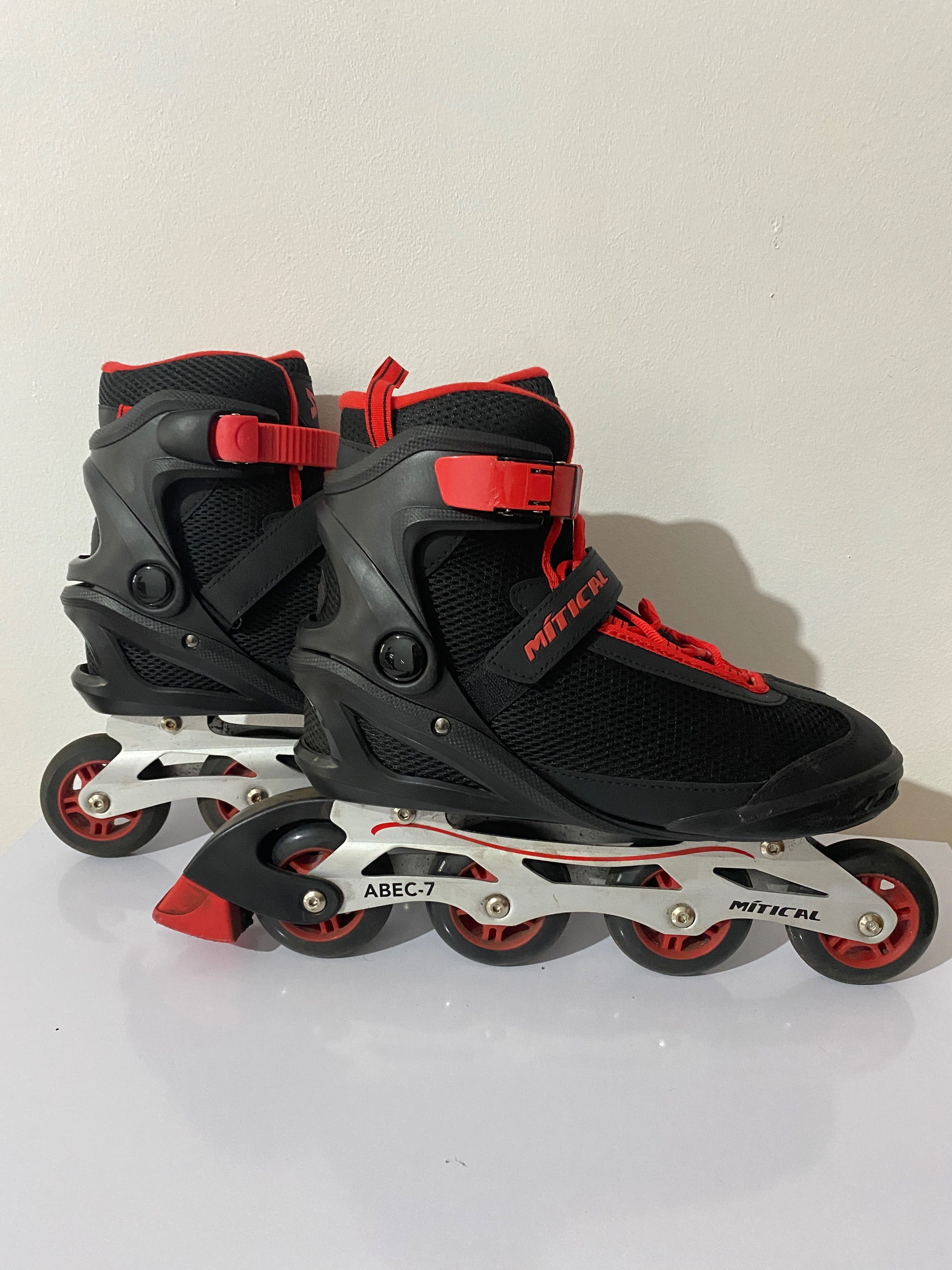 Patins em excelentes condições de uso. Pouco usado