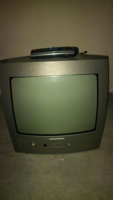 TV Grundig antiga com pega