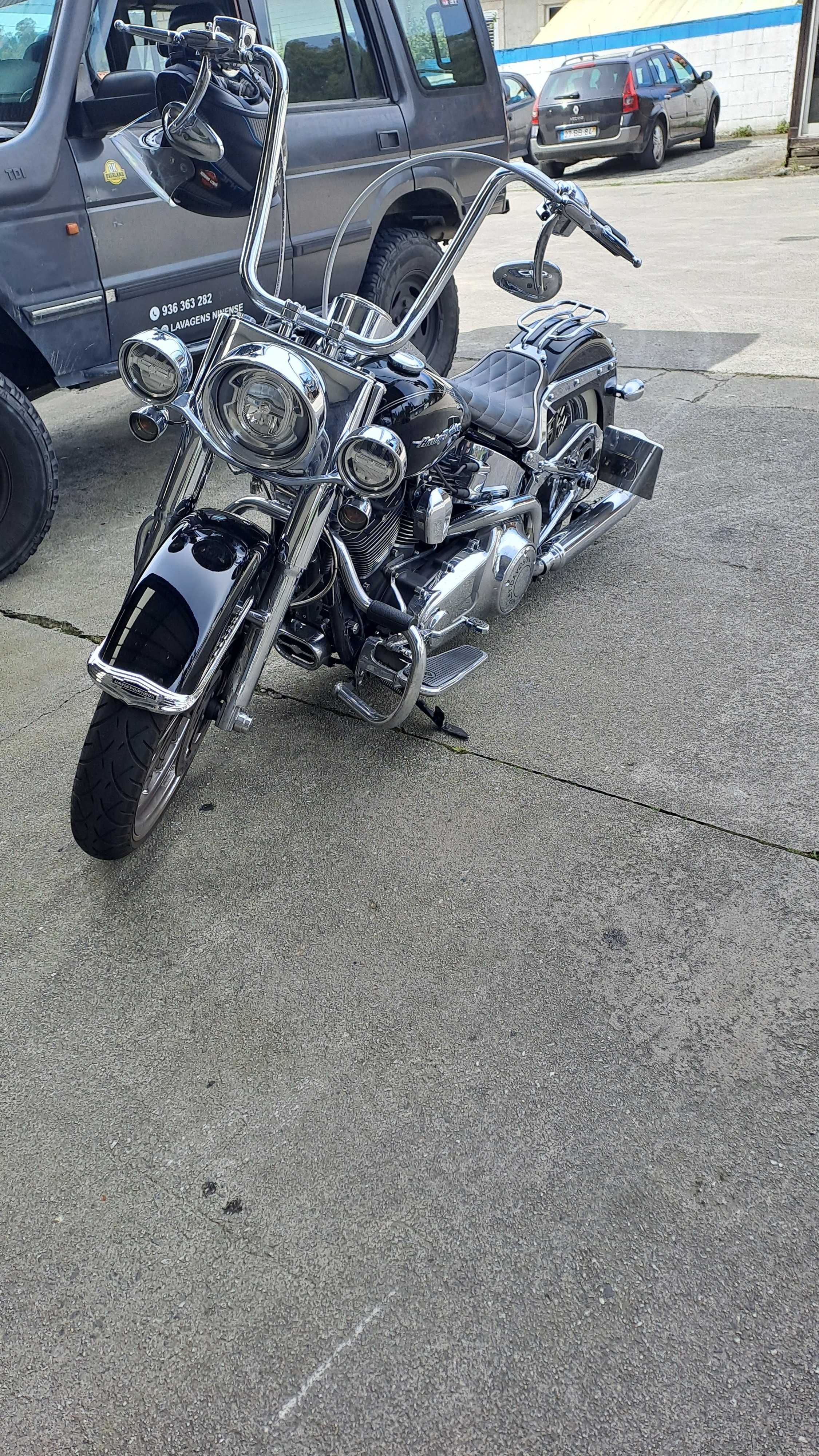 Harley Davidson Softail Deluxe estilo chicano