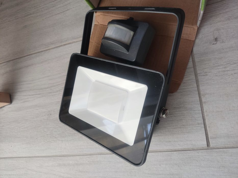 Naświetlacz zewnętrzny Yonkers z czujnikiem 2700 lm IP44 Inspire