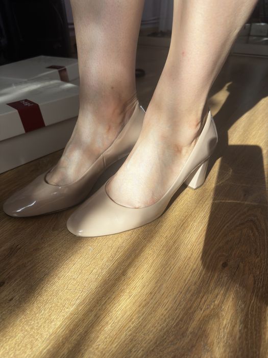 Туфлі Hogl бежеві лаковані 38,5 розмір