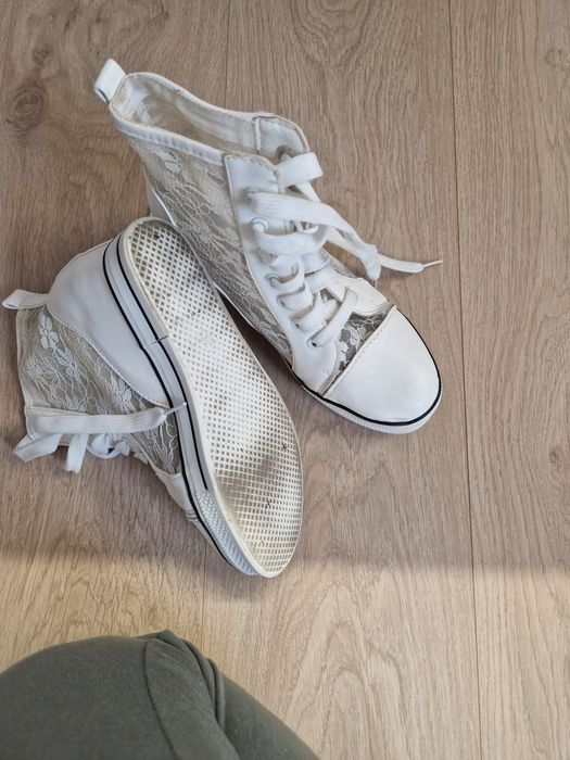 Trampki ślubne z koronką białe/ecru na koturnie, na wesele