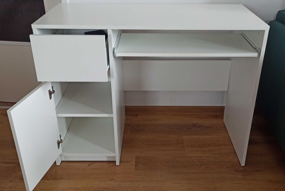 Białe biurko z półką na klawiaturę