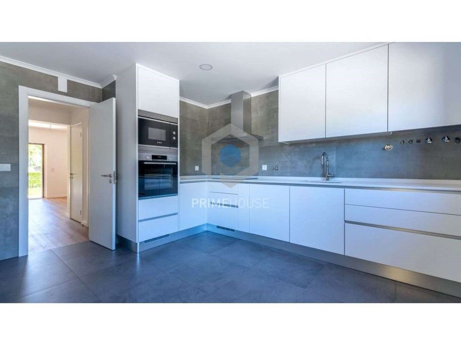 Moradia T4 em Condomínio privado com piscina, perto do Colégio St.P...