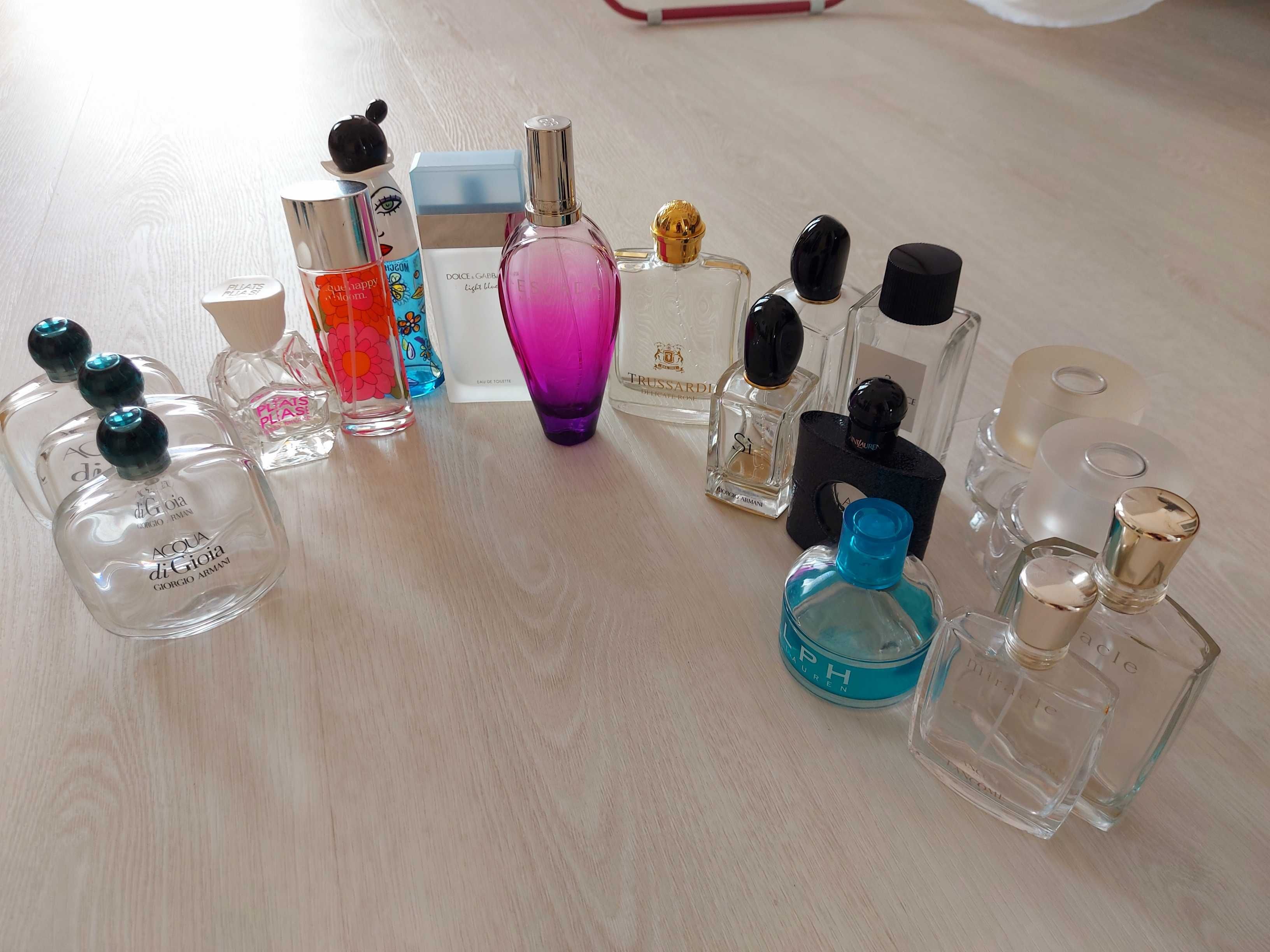 Kolekcja butelek po perfumach damskich
