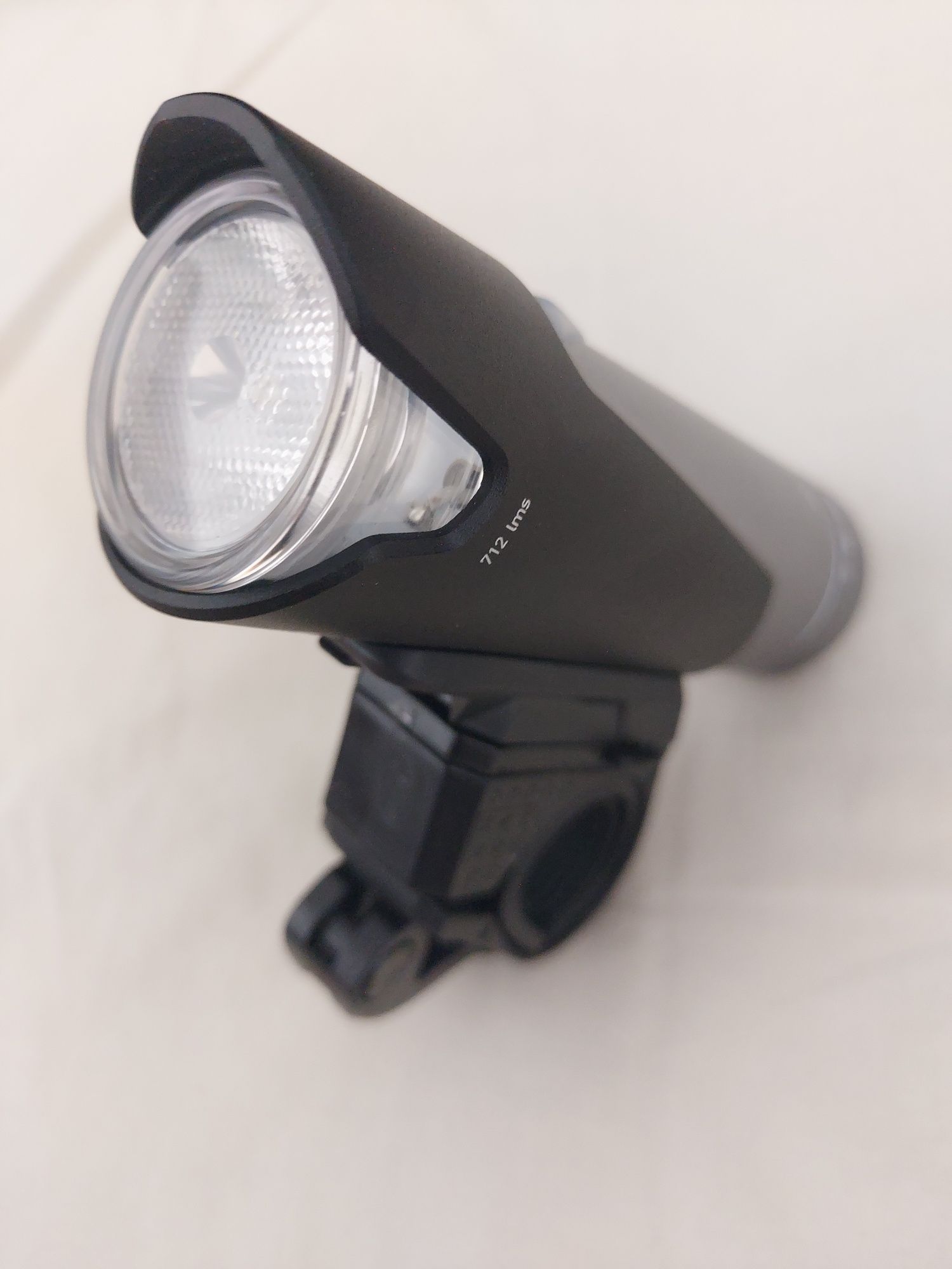 Lampka 854 lumeny boost rowerowa przednia odporna na deszcz i upadki