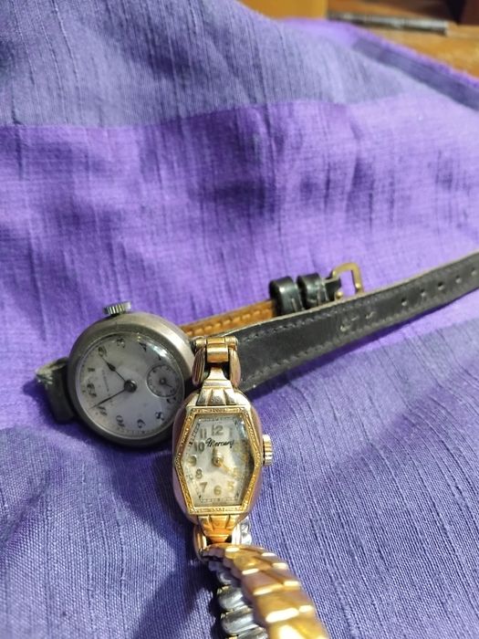 Dois relógios de senhora  mecânicos  a funcionar