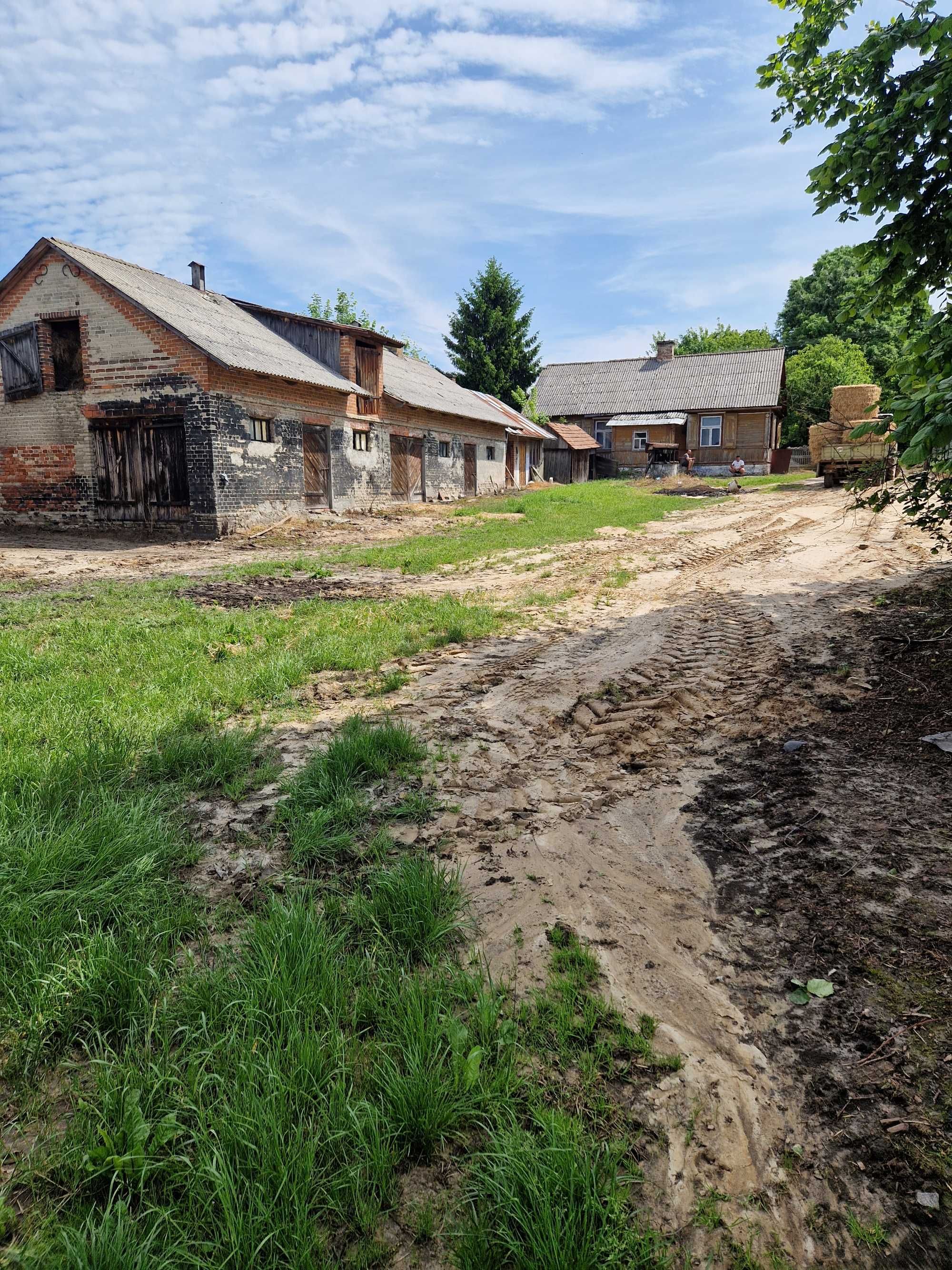 Działka 45 arów z zabudowaniami gospodarczymi