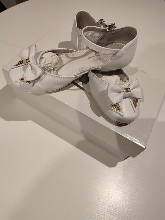 Białe buty komunijne