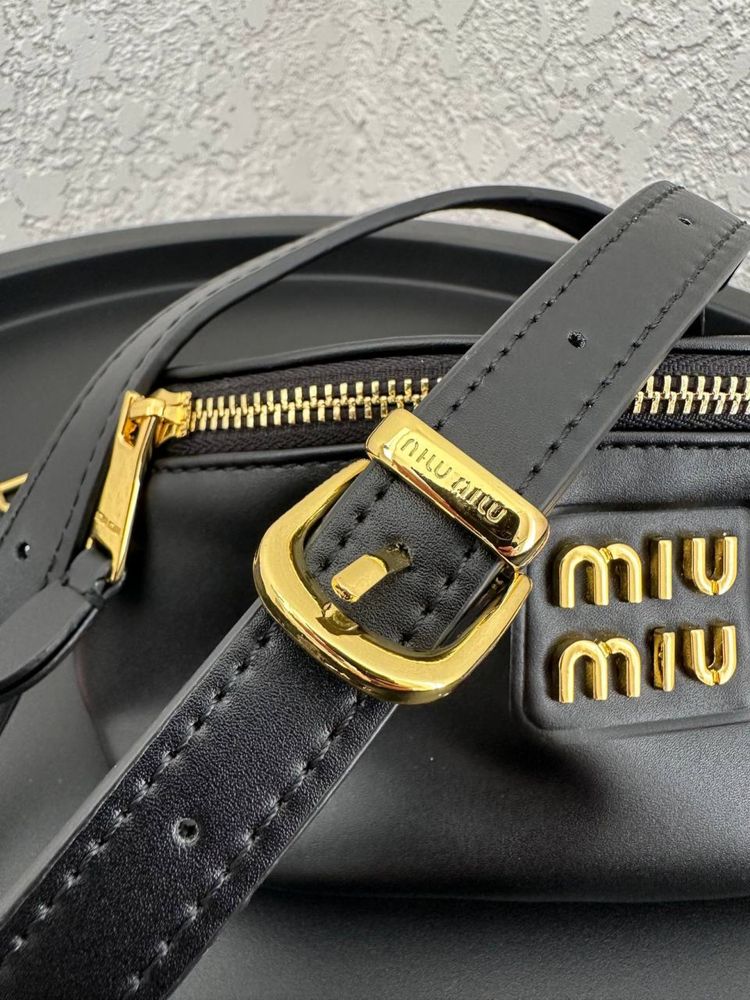 Сумка бананка в стилі Miu Miu