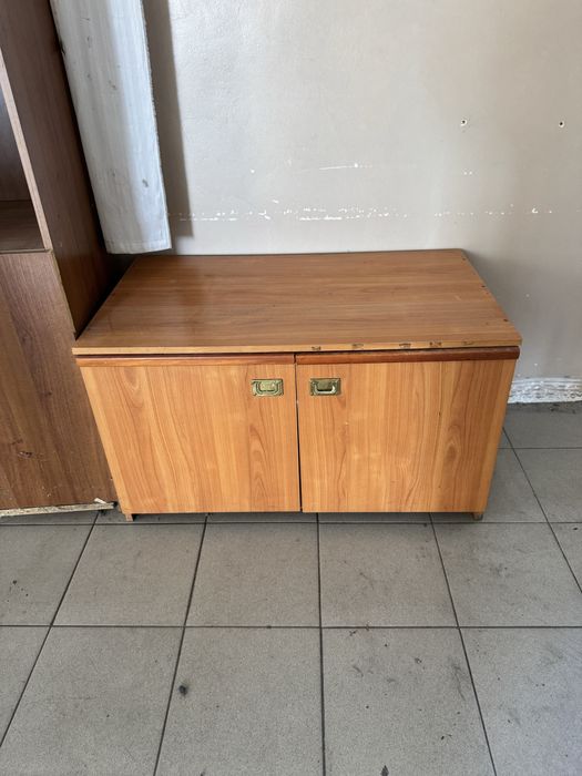 Тумбочка с полкой и дверями .